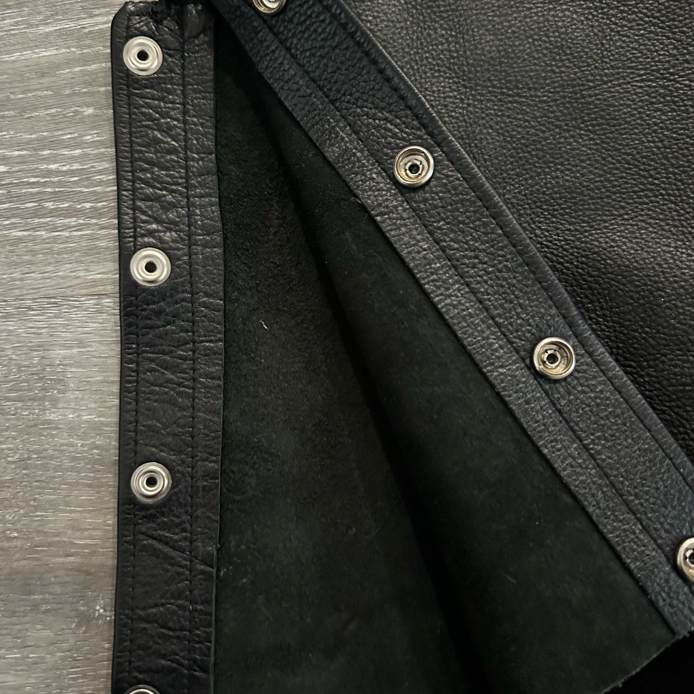 Men’s Diamond Plate Black Leather Motorcycle Chaps, Size Extra Large. - Picture 7 of 16